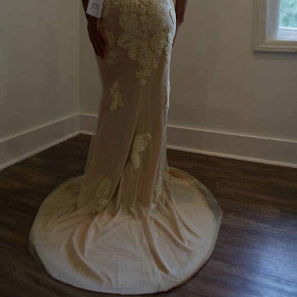 NWT This elegant soft butter yellow Gigi Designs style #: 21319